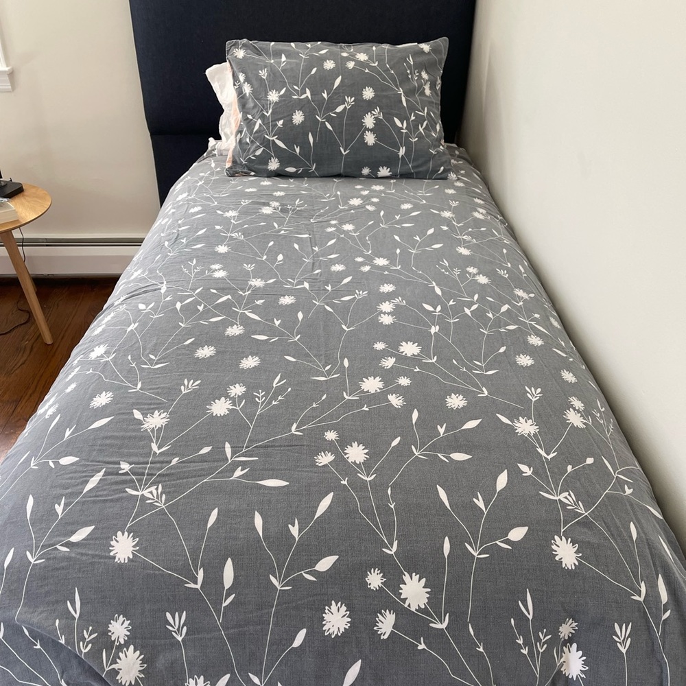 Twin size reversible duvet cover set